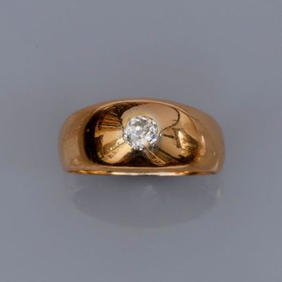 null Bague jonc en or jaune 750°/00, sertie d 'un diamant taille ancienne. 7.40 g....