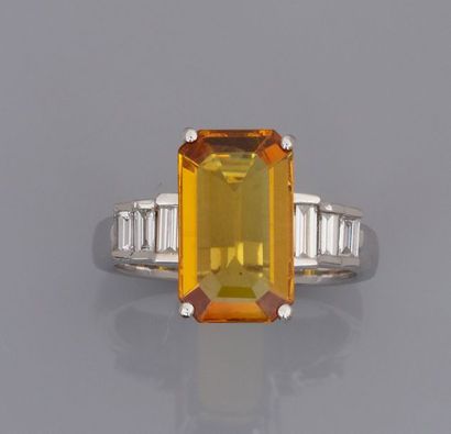 null Bague en or gris 750°/00, sertie d'un saphir jaune rectangulaire de 5.20 carats...