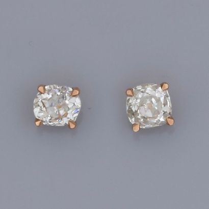 null Paire de puces en or rose 750°/00, chacune est sertie d'un diamant taille ancienne...