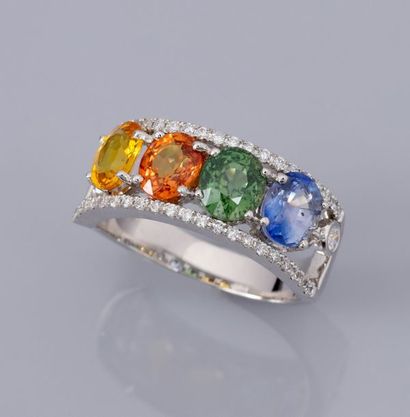 null Bague en or gris 750°/00, sertie d'un saphir ovale et de saphirs multicolores...