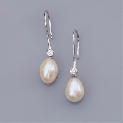 null Paire de boucles d'oreilles en or gris 750°/00 serties chacune d'une perle de...