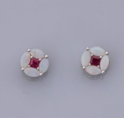 null Paire de boucles d'oreilles rondes en or gris 750°/00, serties de rubis calibrés...