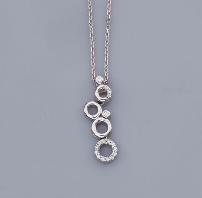 null Fine chaîne en or gris 750°/00, maille forçat, et pendentif en or serti de diamants...
