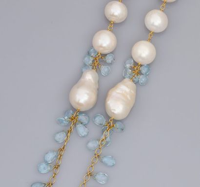 null Sautoir en vermeil 925, serti de perles de culture baroques, et de topazes bleues....