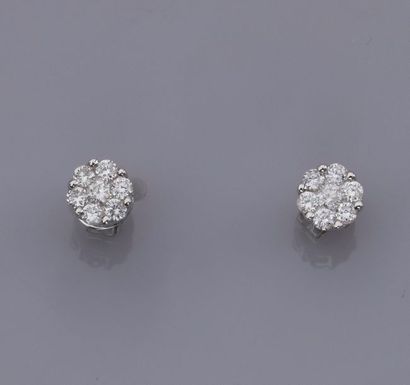 null Paire de boucles d'oreilles rondes en or gris 750°/00, serties de petits diamants...