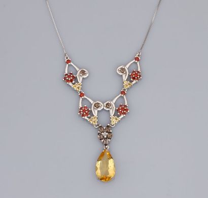 null Collier draperie en argent 925, serti de citrines, quartz fumée et de grenats....