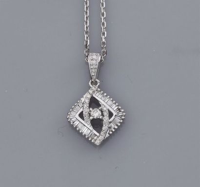   Fine chaîne en or gris 750°/00, maille forçat, et pendentif en or serti de diamants...