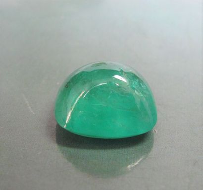   Emeraude cabochon de 20.45 carats. Certificat du Laboratoire Gem Paris origine...