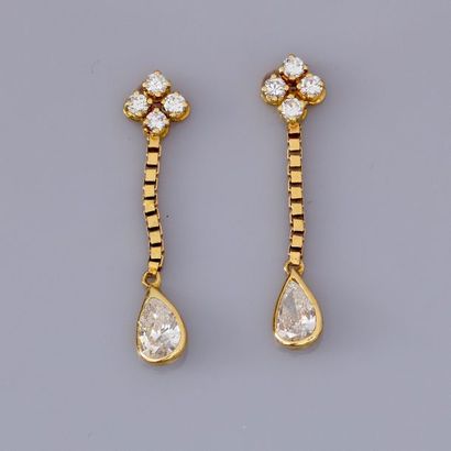   Paire de boucles d'oreilles en or jaune 750°/00 serties de diamants taille brillant...