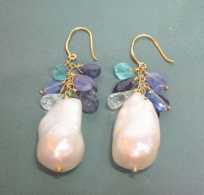   Paire de boucles d'oreilles en vermeil 925, serties de perles de culture baroques...