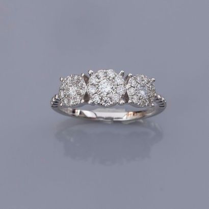 null Bague en or gris 750°/00, sertie de diamants taille brillant, l'anneau torsadé....
