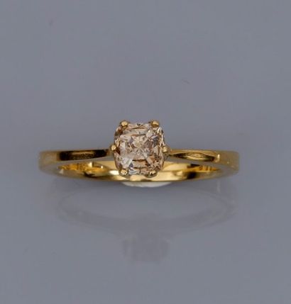 null Bague en or jaune 750°/00, sertie d'un diamant brun taille fantaisie de 1.03...