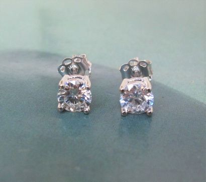 null Paire de puces en or gris 585°/00, chacune est sertie d'un diamant de 0.35 carat...
