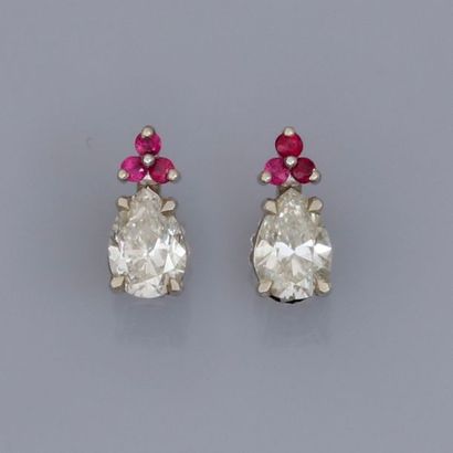 null Paire de boucles d'oreilles en or gris 750°/00, serties chacune d'un diamant...