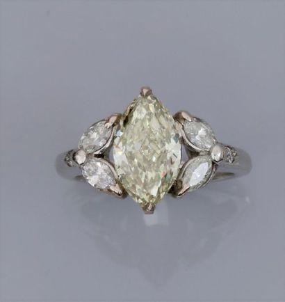 null Bague en platine et or gris 750°/00, sertie d'un diamant jaune marquise de 2.07...