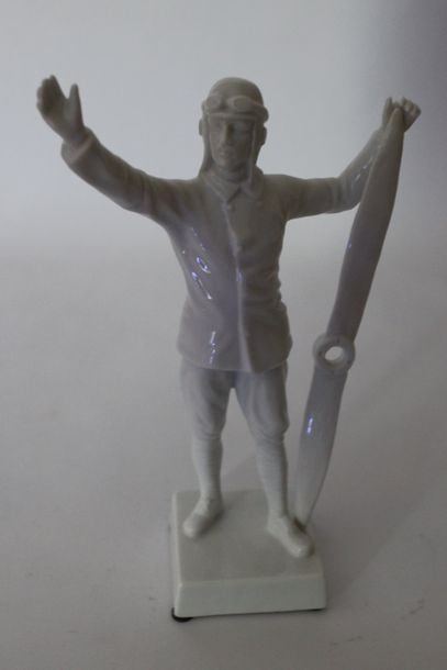 null Figurine en porcelaine représentant un aviateur de la grande guerre tenant une...