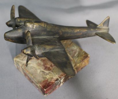 null Petit modèle de chasseur bombardier bimoteur en bronze sur une base en marbre...