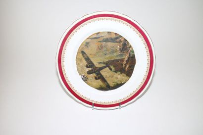 null RAID sur BRÊME 1941

Assiette en porcelaine anglaise peinte d’une scène de bombardement,...