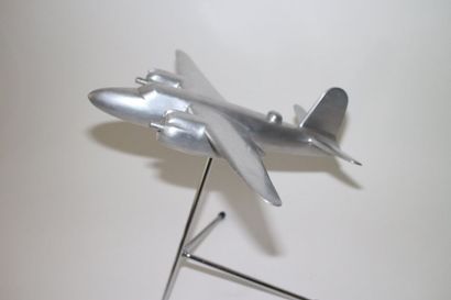 null MARTIN B-26 MARAUDER

Desk model en fonte d’aluminium. Présenté sur un socle...