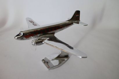 null Maquette Douglas DC3 Air India en aluminium sur socle. Envergure 35 cm"