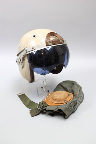 null Casque de pilote français modèle Guéneau 312 en fibre composite blanche avec...