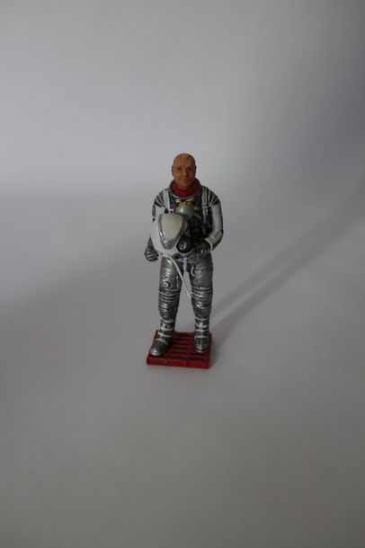 null Figurine décorée en résine représentant l’astronaute John Glenn en tenue. Hauteur...