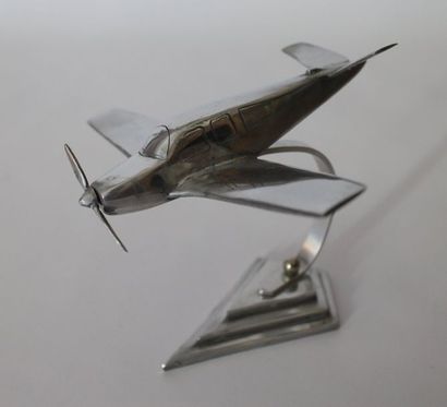 null Avion Beechraft 

Maquette en métal poli sur socle. Envergure 20cm.