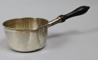 null Casserole en argent Minerve, bec verseur et manche en bois noirci. Diam : 13,5...