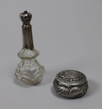 null Suite de quatre petites salières tripodes à côtes torses (intérieurs en verre...