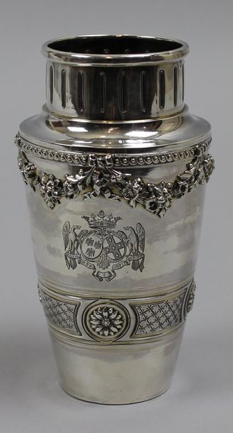 null Petit vase en argent Minerve de style Louis XVI à décor de frises et de guirlandes...