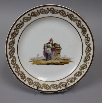 null Assiette en porcelaine blanche à décor égyptien polychrome au centre, et doré...