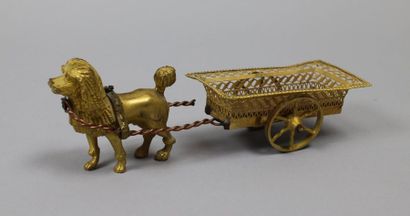 null Baguier en bronze doré figurant un chien et son charriot (dessoudure). Epoque...