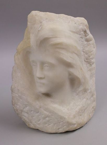 null Epreuve en marbre blanc sculpté figurant une tête de femme de profil. Signée...