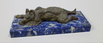 null Presse papier ours allongé en bronze patine sur base en lapis-lazuli. Travail...