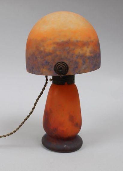 null Lampe « Champignon » en pâte de verre bleu et orangé. Base signée « G.V. CROISMARE »,...