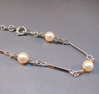 null Bracelet en or gris à maillons bâtonnets ponctués de perles de culture (Japon)....