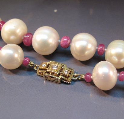 null Collier de perles de culture (Chine) alternées de petites boules de rubis opaque,...