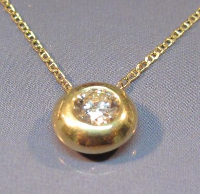 null Fine chaîne en or jaune et pendentif en or serti d'un diamant taille brillant...