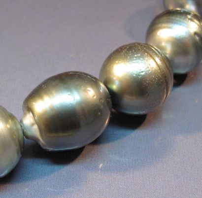 null Collier de perles de culture de Tahiti, baroques, diamètre 11.5 à 13 mm, fermoir...
