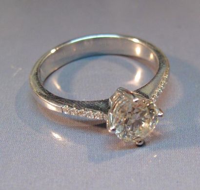 null Bague en or gris centrée d'un diamant taille brillant de 0.95 ct environ, l'anneau...