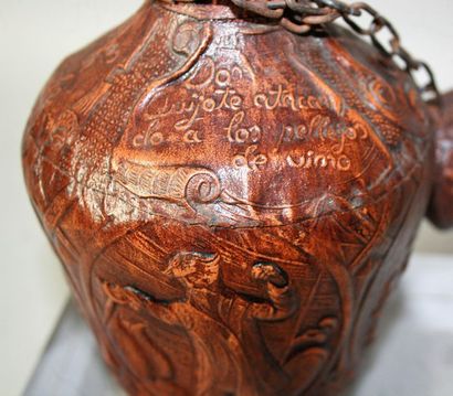 null 1 flacon couvert de cuir engravé aux motifs du QUIXOTE de Cervantes.