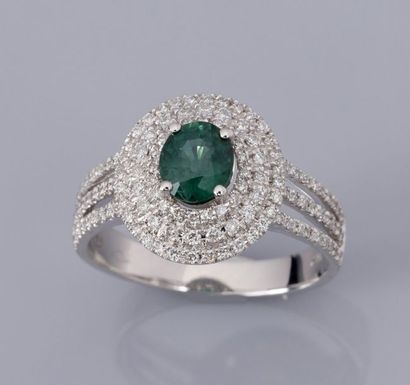 null Bague en or gris 750°/00 (18K), sertie d'un saphir vert ovale, dans un triple...