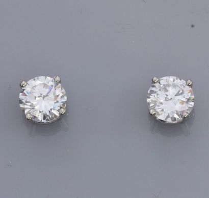 null Paire de puces en or gris 750°/00 (18K), chacune est sertie d'un diamant taille...