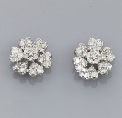 null Paire de boucles d'oreilles fleurs en or gris 750°/00 (18K), serties de diamants...
