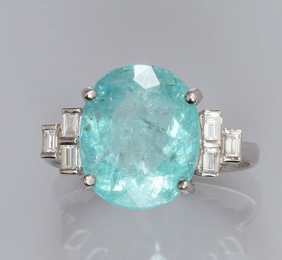 null Bague en or gris 750°/00 (18K), sertie d'une tourmaline paraïba ovale de 5.91...