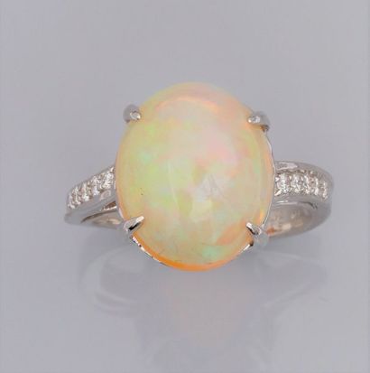 null Bague en or gris 750°/00 (18K) sertie d 'une opale ovale de 5.40 carats environ,...