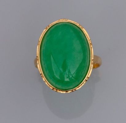 null Bague en or jaune 750°/00 (18K), sertie d 'un jade ovale traité. 4 g. TDD 53....