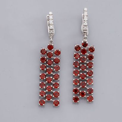 null Paire de boucles d'oreilles en argent 925, serties de grenats et cristaux. 13.10...