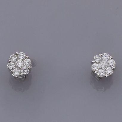 null Paire de boucles d'oreilles rondes en or gris 750°/00 (18K), serties de diamants...