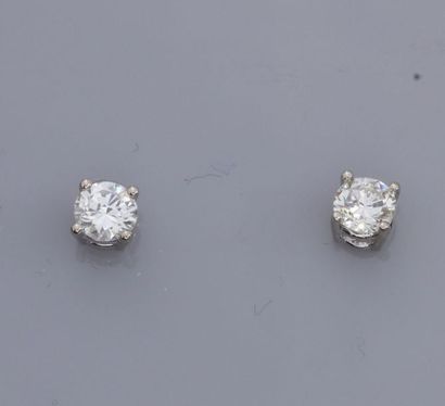 null Paire de puces en or gris 585°/00 (14K), chacune est sertie d'un diamant taille...